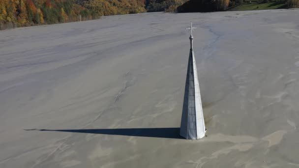 Luftaufnahme Der Silhouette Des Kirchturms Mit Kreuz Begraben Unter Schlamm — Stockvideo