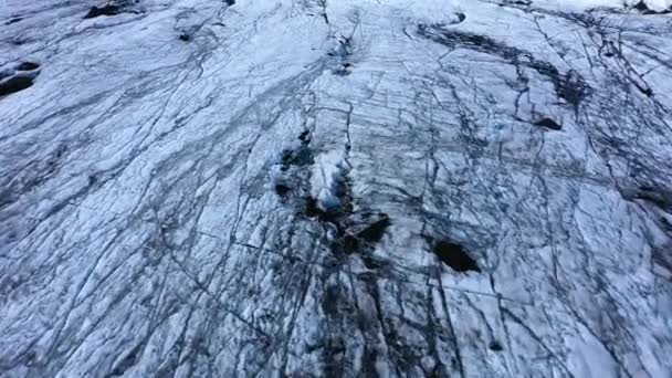 Luchtfoto Van Solheimajokull Gletsjer Ijsland Crevasse Zwarte Vulkanische Gevangen Het — Stockvideo
