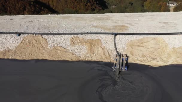 从空中俯瞰着从铜矿流入颓废池塘的矿渣 Geamana Rosia Montana罗马尼亚 — 图库视频影像