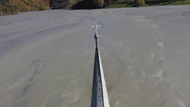 Luchtfoto Van Silhouet Van Kerktoren Met Kruis Begraven Onder Modder — Stockvideo