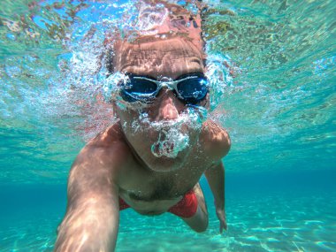 Su altında denizde yüzme adam