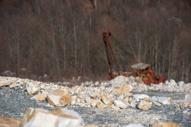 Eski terk edilmiş maden makineleri, taş ocağında kazıcı.