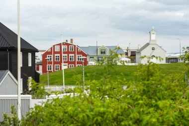 STYKISHOLMUR, ICELAND - 19 Mayıs 2019: Stykkisholmur İzlanda 'nın batı kesiminde yer alan ve her yaz turistler tarafından ziyaret edilen bir liman kentidir.