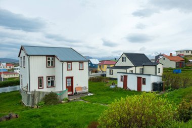 STYKISHOLMUR, ICELAND - 19 Mayıs 2019: Stykkisholmur İzlanda 'nın batı kesiminde yer alan ve her yaz turistler tarafından ziyaret edilen bir liman kentidir.
