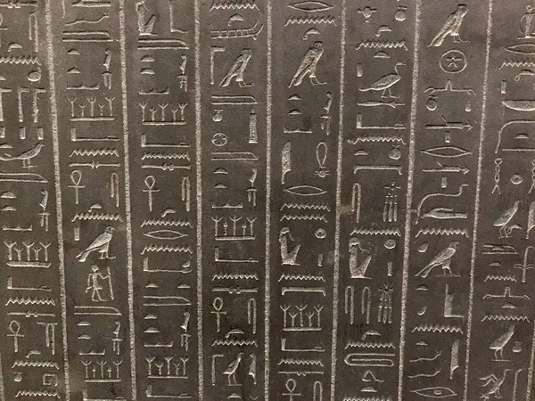Hieróglifos Egípcios Esculpidos Fundo Pedra — Fotografia de Stock