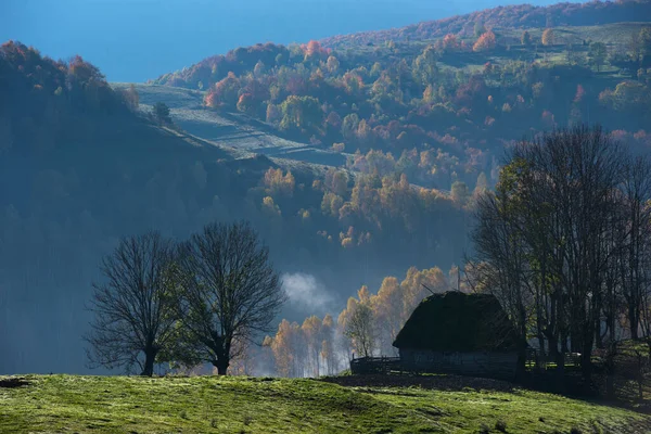 Podzimní Krajina Dřevěnými Domky Došková Střecha Při Východu Slunce — Stock fotografie