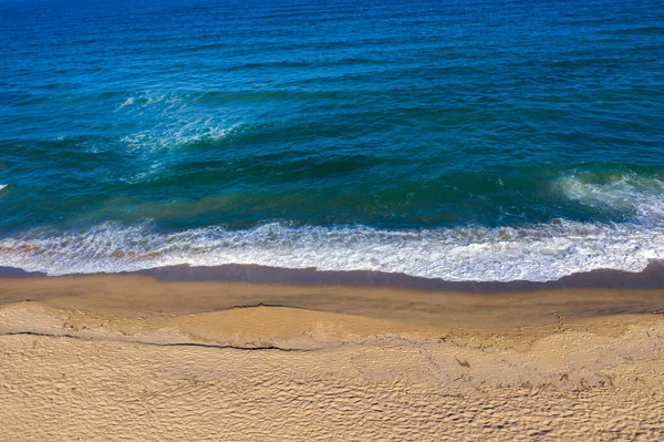 Widok Lotu Ptaka Fale Morskie Odległą Piaszczystą Plażę Dronem — Zdjęcie stockowe