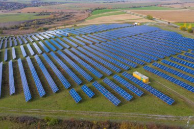 Güneş panelleri hava görüntüsü. Güneş enerjisi modülleri, fotovoltaik PV santrali, alternatif yenilenebilir enerji sistemi