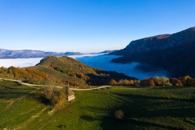 Romanya 'nın Transilvanya kentindeki ahşap evler, sazdan çatı ve toprak yol ile sonbahar kırsal manzarası