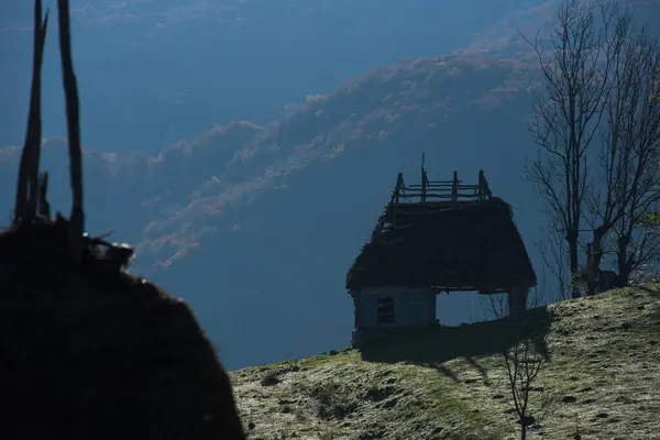 Mountain Homestead Het Najaar Huis Met Rieten Dak Transsylvanië Roemenië — Stockfoto