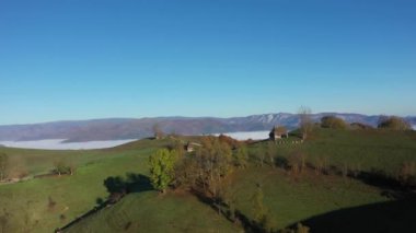 Sonbahar kırsalının insansız hava aracı görüntüsü insansız hava aracı ile dağ manzarası. Transilvanya, Romanya