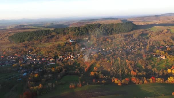 Вид Воздуха Маленькую Деревню Осенью Беспилотнике Мадьярвалко Валени Трансильвания Румыния — стоковое видео