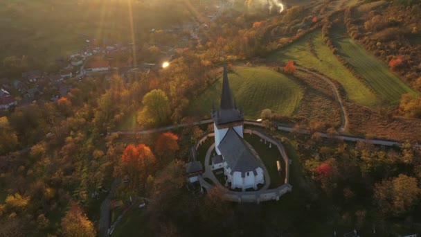 Пролетая Над Старой Белой Реформированной Церковью Деревней Осенью Воздуху Венгерская — стоковое видео