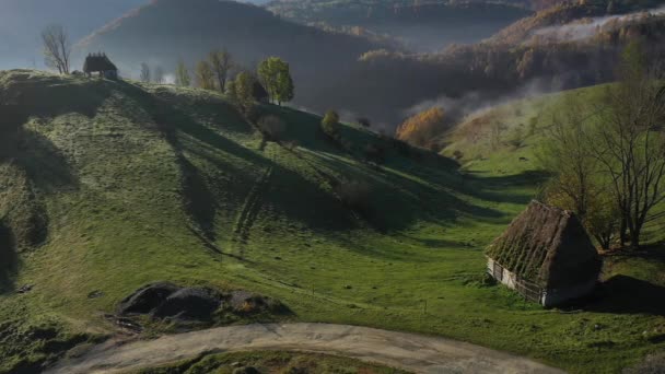 Вид Горную Хижину Беспилотника Воздушная Сельская Местность Туманный Пейзаж Осенью — стоковое видео
