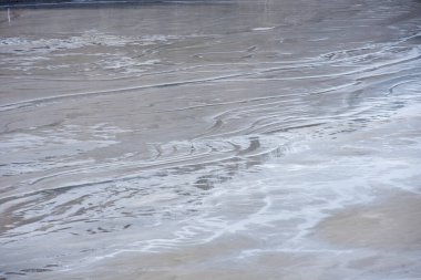 Sürahi havuzunda çamurlu sular. Yerleşim birikintisinde dezenfekte edilen bakır madeninden toksik kalıntılar. Jeolojik endüstriyel madencilik. Geamana, Rosia Montana, Romanya