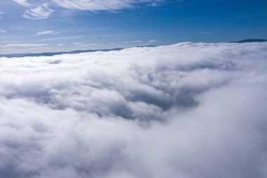 Bir dronla bulutların üzerinde uçuyor. Bulutlu manzara arkaplanı