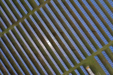 Güneş panelleri hava görüntüsü. Güneş enerjisi modülleri, fotovoltaik PV santrali, alternatif yenilenebilir enerji sistemi