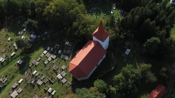 Volando Sopra Vecchia Chiesa Riformata Imbiancata Calce Cimitero Aereo Bikfalva — Video Stock
