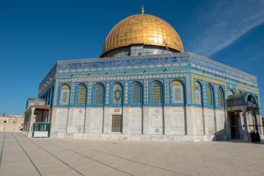JERUSALEM, ISRAEL - 16 Mayıs 2018: Yahudi olmayan turistler ve Müslümanlar Kubbe of the Rock İslami Camii 'ni ziyaret ediyorlar Eski Kudüs, Filistin Toprakları' ndaki Tapınak Dağı 'nda