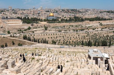 Jerusalem, İsrail - 16 Mayıs 2018: Ortodoks Yahudiler Yahudi mezarlığı mezarlık Mount of Olives ziyaret etti.