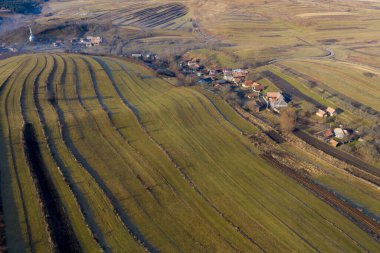 Sonbaharda küçük bir kırsal köyün hava manzarası. Bedeciu, Romanya