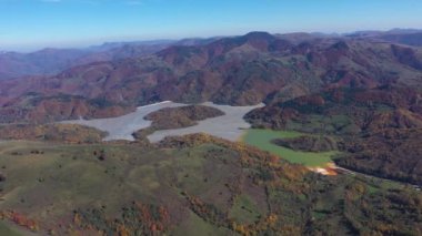 Siyanür sızıntısı veya siyanürlü bakır ve demir madenlerinden arta kalan zehirli maden artıklarıyla dolu devasa bir gölün havadan görünüşü. Geamana, Rosia Montana, Romanya