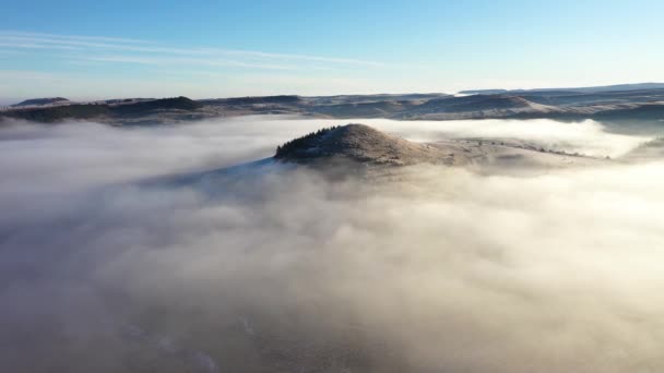 Luchtfoto Drone Uitzicht Heuvels Mystieke Mistige Winterochtend — Stockvideo