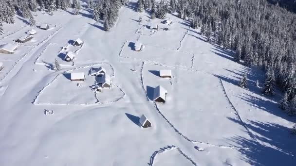 Vista Aérea Drones Del Pueblo Remoto Cubierto Nieve Casa Las — Vídeos de Stock
