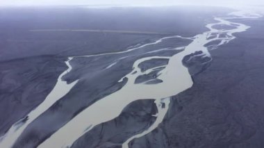  Yukarıdan, Fallsjokul buzulu, İzlanda 'dan, buzul nehir akıntılarının havadan görünüşü. İzlanda 'nın buzul nehir yatağı ve insansız hava aracıyla moraine