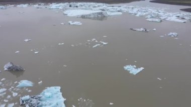  Grönland 'daki hızlı eriyen buzulların ve buzulların iklim değişikliği ve küresel ısınma nedeniyle insansız hava aracı tarafından hava görüntüsü