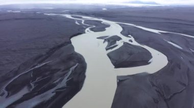  Yukarıdan, Fallsjokul buzulu, İzlanda 'dan, buzul nehir akıntılarının havadan görünüşü. İzlanda 'nın buzul nehir yatağı ve insansız hava aracıyla moraine