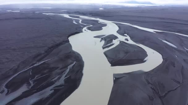 上からの氷河の河川の空中眺め アイスランドのフォレッツガー氷河 アイスランドの氷河のベッドとドローンによるモチーネ — ストック動画