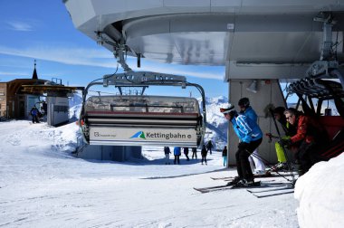 KAPRUN, AUSTRIA - 6 Mart 2012: Tanımlanamayan kayakçılar Zell am 'da kayak asansörüyle yukarı çıkıyorlar.