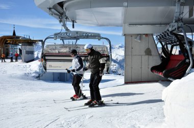 KAPRUN, AUSTRIA - 6 Mart 2012: Tanımlanamayan kayakçılar Zell am 'da kayak asansörüyle yukarı çıkıyorlar.