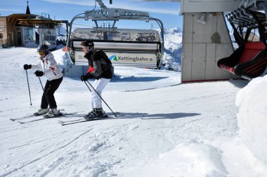 KAPRUN, AUSTRIA - 6 Mart 2012: Tanımlanamayan kayakçılar Zell am 'da kayak asansörüyle yukarı çıkıyorlar.