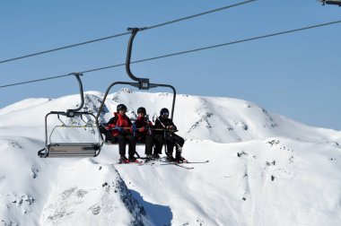 KAPRUN, AUSTRIA - 6 Mart 2012: Tanımlanamayan kayakçılar Zell am 'da kayak asansörüyle yukarı çıkıyorlar.