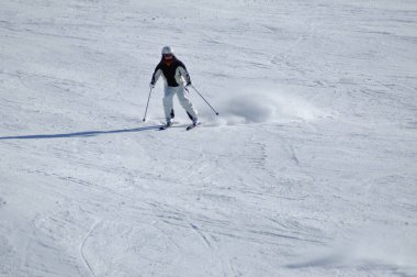 KAPRUN, AUSTRIA - 5 Mart 2012: Avusturyalı Alpler 'in Kitzsteinhorn şehrinde güneşli bir günde tanımlanamayan kayakçı