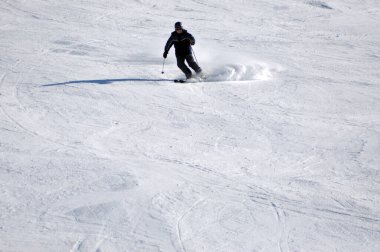 KAPRUN, AUSTRIA - 5 Mart 2012: Avusturyalı Alpler 'in Kitzsteinhorn şehrinde güneşli bir günde tanımlanamayan kayakçı