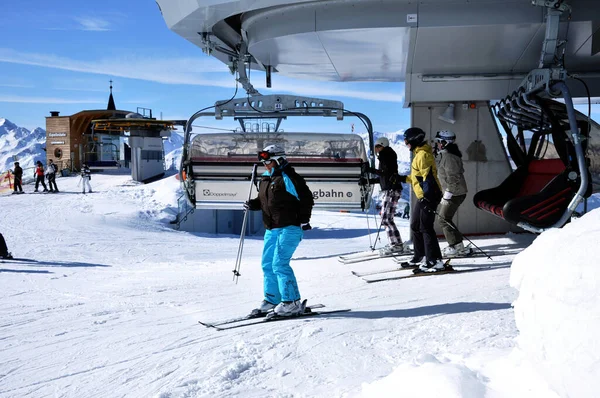 澳大利亚Kaprun 2012年3月6日 不明身份的滑雪者乘坐滑雪车在Zell See滑行 并在奥地利阿尔卑斯山度过了这个季节的最后一周 图库照片
