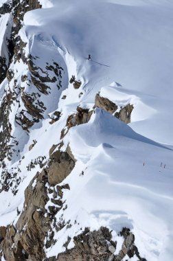 Alplerdeki dağ yamaçları karla kaplıydı. Ekstrem serbest kayak pisti