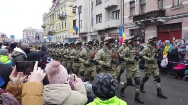 CLUJ NAPOCA, ROMANIA 1 Aralık 2023: Romanya Ulusal Günü boyunca Askeri Geçit 'te yürüyen askerler