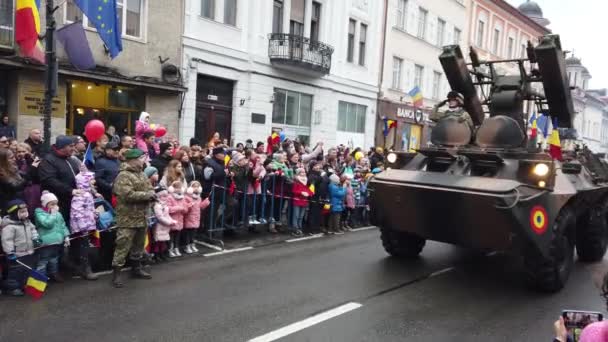 ルーマニア国民の日に軍事パレードで行進する軍事戦闘タンク1 2023年 — ストック動画