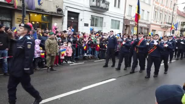 ルーマニア国民の日に軍事パレードで行進する警察ユニットとカレンダー — ストック動画