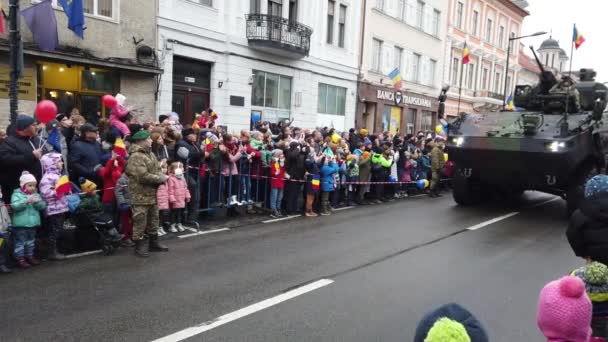 Cluj Napoca Rumunia Grudzień 2023 Pojazdy Artyleryjskie Bojowe Demonstrujące Paradzie — Wideo stockowe
