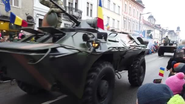 Cluj Napoca Ρωμανια Δεκεμβριου 2023 Μαχητικά Οχήματα Πυροβολικού Διαδηλώνουν Στρατιωτική — Αρχείο Βίντεο