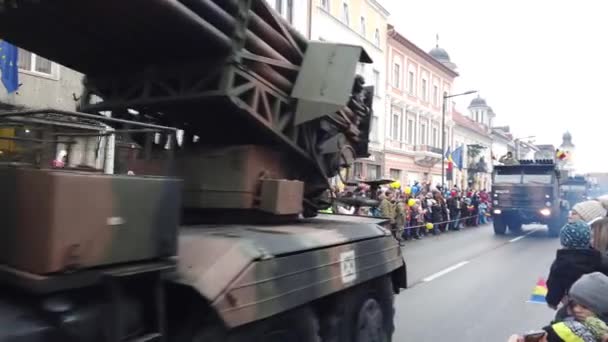 Cluj Napoca Romania December 2023 Stridande Artillerifordon Demonstrerar Vid Militärparaden — Stockvideo