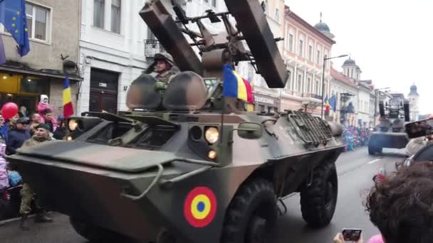 Cluj Napoca Romania December 2023 Stridande Artillerifordon Demonstrerar Vid Militärparaden — Stockvideo