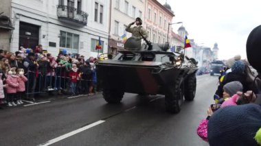 CLUJ NAPOCA, ROMANIA 1 Aralık 2023: Romanya Ulusal Günü sırasında Askeri Geçit 'te gösteri yapan savaş topçu araçları