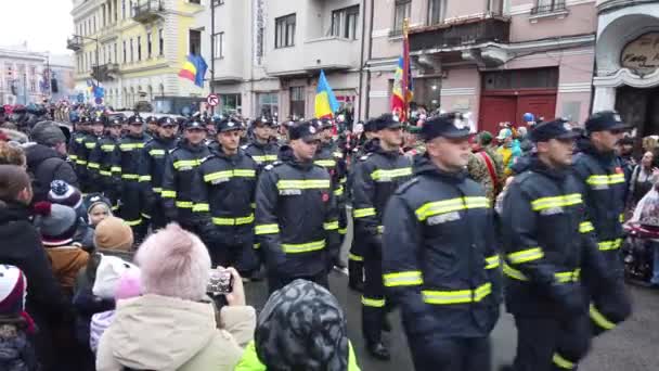 Cluj Napoca Romania December 2023 Пожарные Подразделения Маршируют Военном Параде — стоковое видео