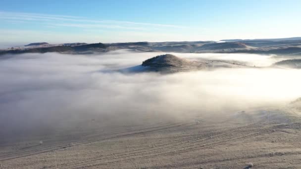 Luchtfoto Drone Uitzicht Heuvels Mystieke Mistige Winterochtend — Stockvideo